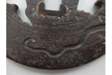 時代武具　在銘　鉄地　丸形　龍の図　鉄の力強さを感じる鍔(竜、彫刻、刀装具、ケース付き)(R-080543)