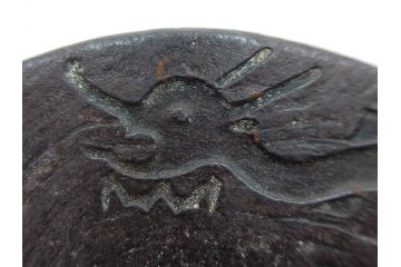 時代武具　在銘　鉄地　丸形　龍の図　鉄の力強さを感じる鍔(竜、彫刻、刀装具、ケース付き)(R-080543)
