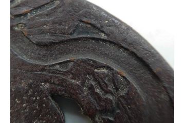 時代武具　在銘　鉄地　丸形　龍の図　鉄の力強さを感じる鍔(竜、彫刻、刀装具、ケース付き)(R-080543)