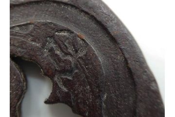 時代武具　在銘　鉄地　丸形　龍の図　鉄の力強さを感じる鍔(竜、彫刻、刀装具、ケース付き)(R-080543)