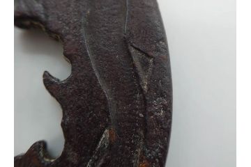 時代武具　在銘　鉄地　丸形　龍の図　鉄の力強さを感じる鍔(竜、彫刻、刀装具、ケース付き)(R-080543)