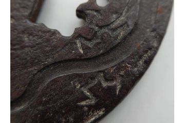 時代武具　在銘　鉄地　丸形　龍の図　鉄の力強さを感じる鍔(竜、彫刻、刀装具、ケース付き)(R-080543)