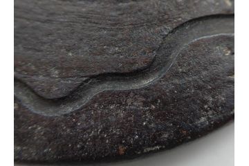 時代武具　在銘　鉄地　丸形　龍の図　鉄の力強さを感じる鍔(竜、彫刻、刀装具、ケース付き)(R-080543)