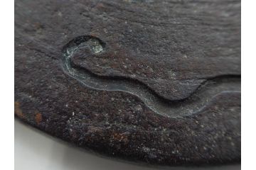 時代武具　在銘　鉄地　丸形　龍の図　鉄の力強さを感じる鍔(竜、彫刻、刀装具、ケース付き)(R-080543)