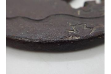 時代武具　在銘　鉄地　丸形　龍の図　鉄の力強さを感じる鍔(竜、彫刻、刀装具、ケース付き)(R-080543)