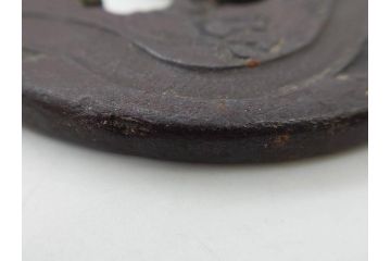 時代武具　在銘　鉄地　丸形　龍の図　鉄の力強さを感じる鍔(竜、彫刻、刀装具、ケース付き)(R-080543)