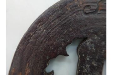 時代武具　在銘　鉄地　丸形　龍の図　鉄の力強さを感じる鍔(竜、彫刻、刀装具、ケース付き)(R-080543)