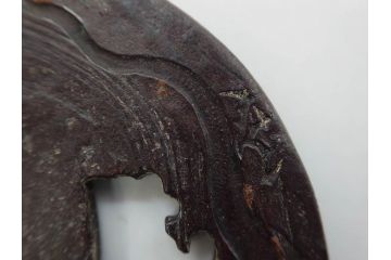 時代武具　在銘　鉄地　丸形　龍の図　鉄の力強さを感じる鍔(竜、彫刻、刀装具、ケース付き)(R-080543)