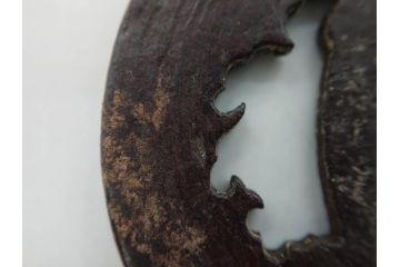 時代武具　在銘　鉄地　丸形　龍の図　鉄の力強さを感じる鍔(竜、彫刻、刀装具、ケース付き)(R-080543)