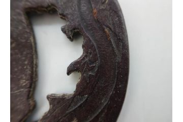 時代武具　在銘　鉄地　丸形　龍の図　鉄の力強さを感じる鍔(竜、彫刻、刀装具、ケース付き)(R-080543)