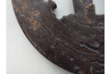 時代武具　在銘　鉄地　丸形　龍の図　鉄の力強さを感じる鍔(竜、彫刻、刀装具、ケース付き)(R-080543)