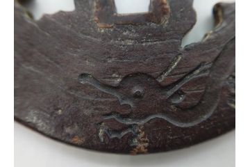 時代武具　在銘　鉄地　丸形　龍の図　鉄の力強さを感じる鍔(竜、彫刻、刀装具、ケース付き)(R-080543)