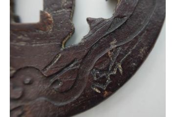 時代武具　在銘　鉄地　丸形　龍の図　鉄の力強さを感じる鍔(竜、彫刻、刀装具、ケース付き)(R-080543)