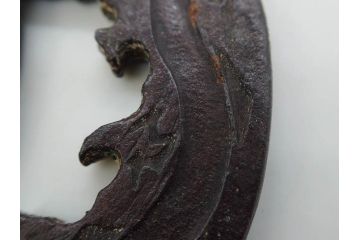 時代武具　在銘　鉄地　丸形　龍の図　鉄の力強さを感じる鍔(竜、彫刻、刀装具、ケース付き)(R-080543)