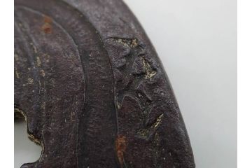 時代武具　在銘　鉄地　丸形　龍の図　鉄の力強さを感じる鍔(竜、彫刻、刀装具、ケース付き)(R-080543)