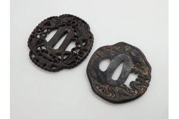 時代武具　鉄地　瓜形　透かし　龍の図　波に千鳥図　匠の美技が光る鍔2点セット(彫刻、刀装具)(R-080544)