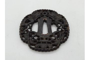時代武具　鉄地　瓜形　透かし　龍の図　波に千鳥図　匠の美技が光る鍔2点セット(彫刻、刀装具)(R-080544)