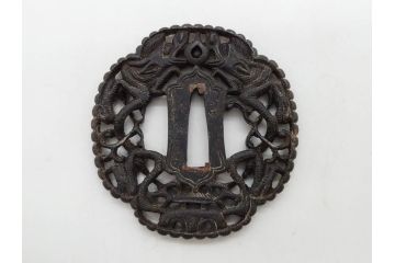 時代武具　鉄地　瓜形　透かし　龍の図　波に千鳥図　匠の美技が光る鍔2点セット(彫刻、刀装具)(R-080544)