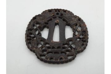 時代武具　鉄地　瓜形　透かし　龍の図　波に千鳥図　匠の美技が光る鍔2点セット(彫刻、刀装具)(R-080544)