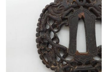 時代武具　鉄地　瓜形　透かし　龍の図　波に千鳥図　匠の美技が光る鍔2点セット(彫刻、刀装具)(R-080544)