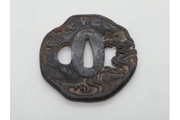 時代武具　鉄地　瓜形　透かし　龍の図　波に千鳥図　匠の美技が光る鍔2点セット(彫刻、刀装具)(R-080544)