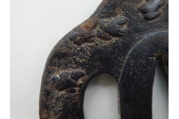 時代武具　鉄地　瓜形　透かし　龍の図　波に千鳥図　匠の美技が光る鍔2点セット(彫刻、刀装具)(R-080544)