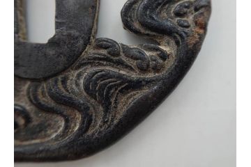 時代武具　鉄地　瓜形　透かし　龍の図　波に千鳥図　匠の美技が光る鍔2点セット(彫刻、刀装具)(R-080544)