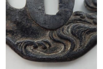時代武具　鉄地　瓜形　透かし　龍の図　波に千鳥図　匠の美技が光る鍔2点セット(彫刻、刀装具)(R-080544)