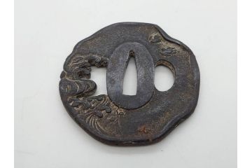 時代武具　鉄地　瓜形　透かし　龍の図　波に千鳥図　匠の美技が光る鍔2点セット(彫刻、刀装具)(R-080544)