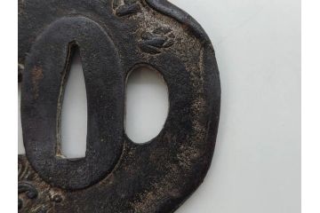 時代武具　鉄地　瓜形　透かし　龍の図　波に千鳥図　匠の美技が光る鍔2点セット(彫刻、刀装具)(R-080544)