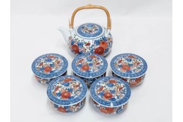 源右衛門　有田焼　古伊万里風　牡丹絵　緻密で華麗な色彩が見事な茶器セット(草花紋、金彩、土瓶、急須、湯呑み、湯飲み5客、湯のみ茶碗、蓋付、茶道具、煎茶、和食器、共箱付き、裏印)(R-080548)