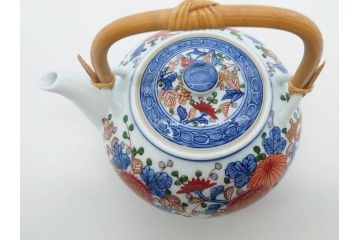源右衛門　有田焼　古伊万里風　牡丹絵　緻密で華麗な色彩が見事な茶器セット(草花紋、金彩、土瓶、急須、湯呑み、湯飲み5客、湯のみ茶碗、蓋付、茶道具、煎茶、和食器、共箱付き、裏印)(R-080548)