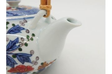 源右衛門　有田焼　古伊万里風　牡丹絵　緻密で華麗な色彩が見事な茶器セット(草花紋、金彩、土瓶、急須、湯呑み、湯飲み5客、湯のみ茶碗、蓋付、茶道具、煎茶、和食器、共箱付き、裏印)(R-080548)