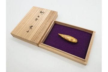 彫金家　信田洋　「竹の子」　Silver(シルバー)　春の息吹を感じさせる帯留(タケノコ、銀、台座、帯留め、着物道具、和装小物、アクセサリー共箱付き)(R-080551)