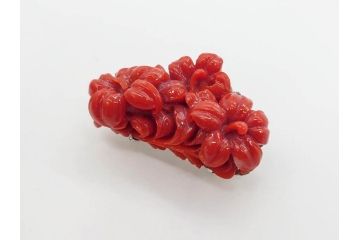 時代物　赤珊瑚　彫刻　色鮮やかな帯留(花、サンゴ、帯留め、着物道具、和装小物、アクセサリー、ブローチ)(R-080552)