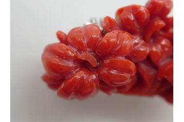 時代物　赤珊瑚　彫刻　色鮮やかな帯留(花、サンゴ、帯留め、着物道具、和装小物、アクセサリー、ブローチ)(R-080552)