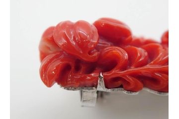 時代物　赤珊瑚　彫刻　色鮮やかな帯留(花、サンゴ、帯留め、着物道具、和装小物、アクセサリー、ブローチ)(R-080552)
