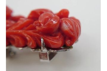時代物　赤珊瑚　彫刻　色鮮やかな帯留(花、サンゴ、帯留め、着物道具、和装小物、アクセサリー、ブローチ)(R-080552)