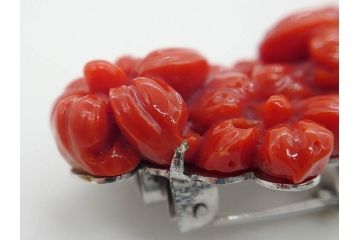 時代物　赤珊瑚　彫刻　色鮮やかな帯留(花、サンゴ、帯留め、着物道具、和装小物、アクセサリー、ブローチ)(R-080552)
