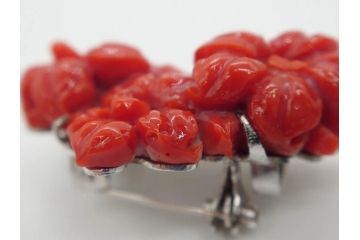 時代物　赤珊瑚　彫刻　色鮮やかな帯留(花、サンゴ、帯留め、着物道具、和装小物、アクセサリー、ブローチ)(R-080552)