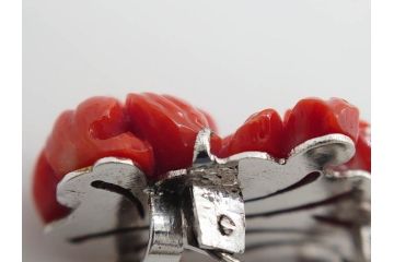 時代物　赤珊瑚　彫刻　色鮮やかな帯留(花、サンゴ、帯留め、着物道具、和装小物、アクセサリー、ブローチ)(R-080552)
