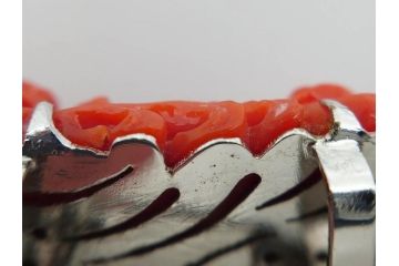 時代物　赤珊瑚　彫刻　色鮮やかな帯留(花、サンゴ、帯留め、着物道具、和装小物、アクセサリー、ブローチ)(R-080552)