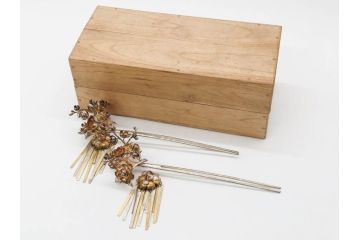 時代物　銀製簪　彫金　びらびら　珊瑚?　繊細な彫りに見惚れるかんざし一対(花、和装小物、髪飾り、アクセサリー、木箱付き)(R-080554)