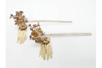 時代物　銀製簪　彫金　びらびら　珊瑚?　繊細な彫りに見惚れるかんざし一対(花、和装小物、髪飾り、アクセサリー、木箱付き)(R-080554)