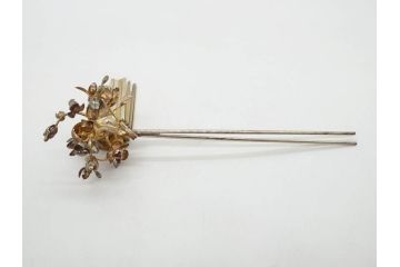 時代物　銀製簪　彫金　びらびら　珊瑚?　繊細な彫りに見惚れるかんざし一対(花、和装小物、髪飾り、アクセサリー、木箱付き)(R-080554)
