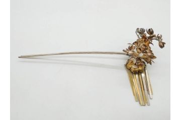 時代物　銀製簪　彫金　びらびら　珊瑚?　繊細な彫りに見惚れるかんざし一対(花、和装小物、髪飾り、アクセサリー、木箱付き)(R-080554)
