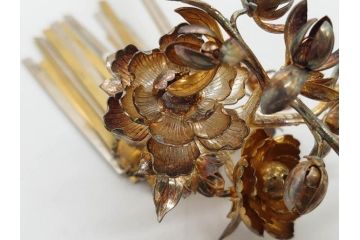 時代物　銀製簪　彫金　びらびら　珊瑚?　繊細な彫りに見惚れるかんざし一対(花、和装小物、髪飾り、アクセサリー、木箱付き)(R-080554)