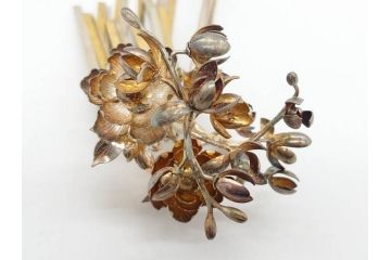 時代物　銀製簪　彫金　びらびら　珊瑚?　繊細な彫りに見惚れるかんざし一対(花、和装小物、髪飾り、アクセサリー、木箱付き)(R-080554)