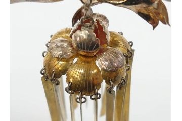 時代物　銀製簪　彫金　びらびら　珊瑚?　繊細な彫りに見惚れるかんざし一対(花、和装小物、髪飾り、アクセサリー、木箱付き)(R-080554)