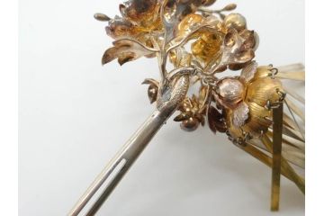 時代物　銀製簪　彫金　びらびら　珊瑚?　繊細な彫りに見惚れるかんざし一対(花、和装小物、髪飾り、アクセサリー、木箱付き)(R-080554)